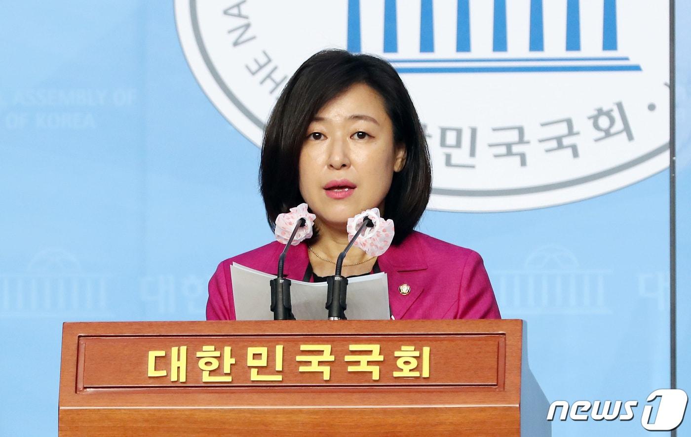 본문 이미지 - 황보승희 국민의힘 의원이 11일 오전 서울 여의도 국회 소통관에서 긴급재난지원금 관련 입장 발표 기자회견을 하고 있다. 황보 의원은 이날 기자회견을 통해 정부여당의 13세 이상 전 국민 대상 통신비 2만원 지급 방안에 대해 “정부가 국민에게 드리는 ‘큰 우롱이자 생색’”이라고 강하게 비판했다. 2020.9.11/뉴스1 ⓒ News1 이동해 기자