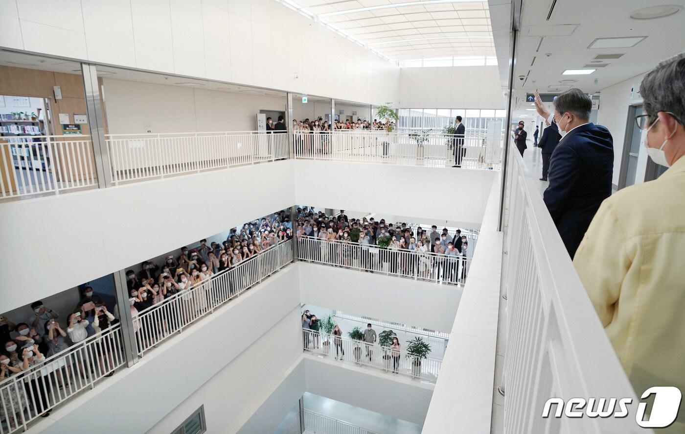 문재인 대통령이 11일 오전 정부세종청사 코로나19 중앙사고수습본부를 격려 방문을 마치고 나가던 중 복도에서 기다리던 직원들을 향해 손을 흔들고 있다. (청와대 제공) 2020.9.11/뉴스1