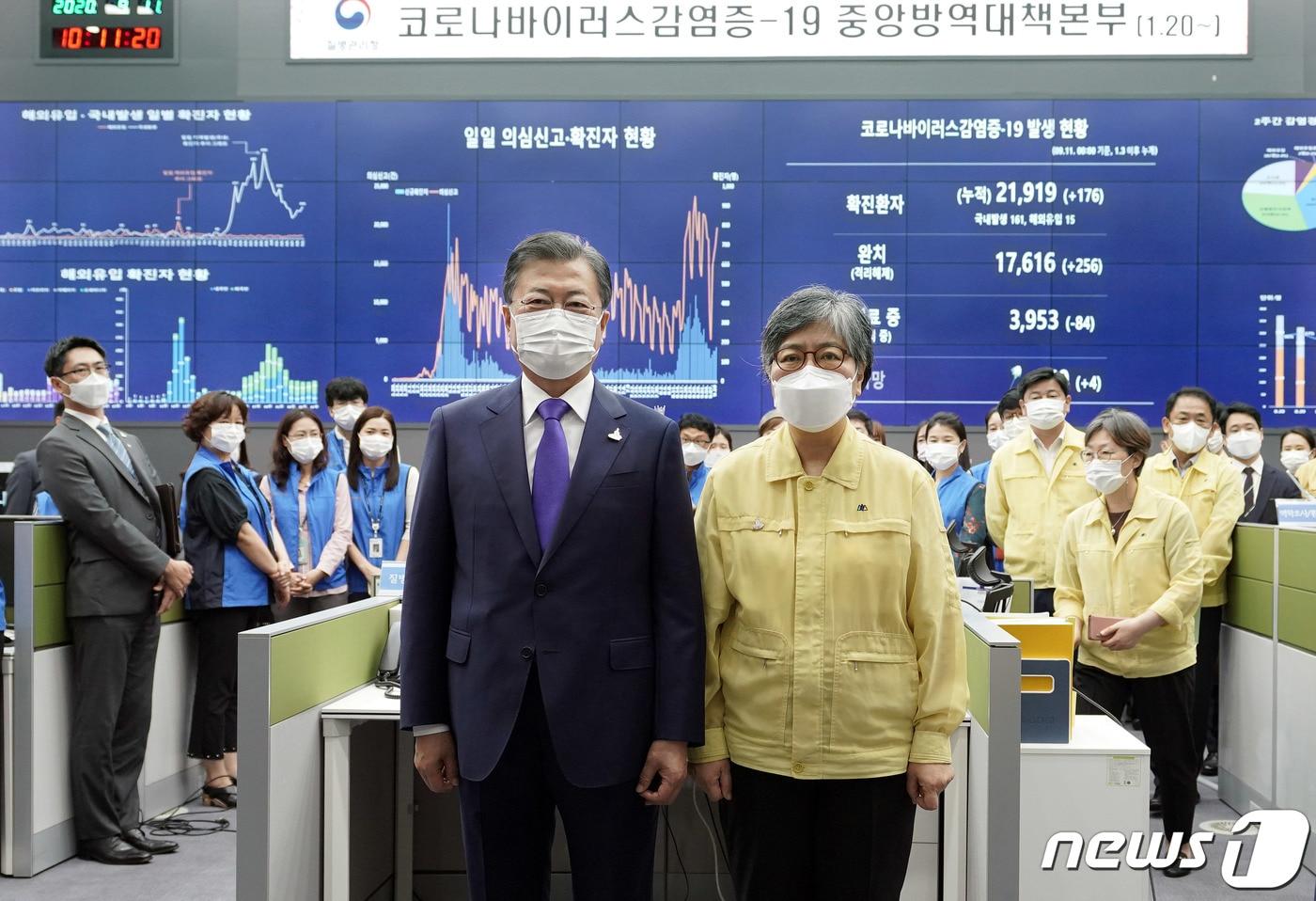 본문 이미지 - 문재인 전 대통령이 충북 청주 질병관리본부 긴급상황센터에서 정은경 초대 질병관리청장에게 임명장을 수여한 후 기념촬영을 하고 있다. 2020.9.11 ⓒ 뉴스1 박정호 기자