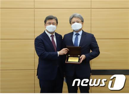 본문 이미지 - 11일 한국지질자원연구원 창립72주년 기념 포상식에서 김복철 원장이 올해의 KIGAM인상을 수상한 기원서 박사(오른쪽)와 기념 촬영을 하고 있다.ⓒ 뉴스1