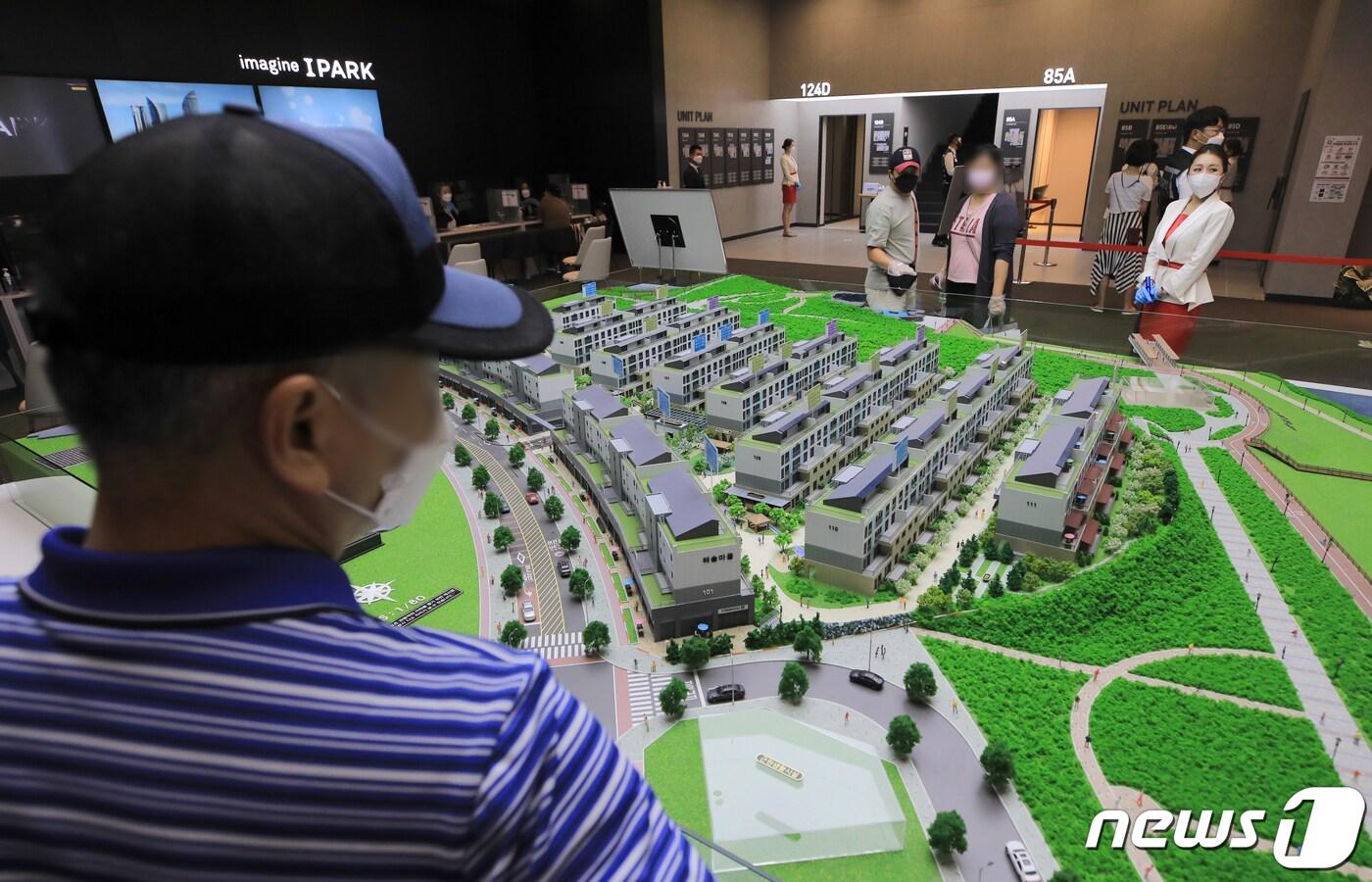 본문 이미지 - 지난 9월 경기도 파주시의 한 견본주택에서 사전예약한 방문객들이 견본주택을 둘러보고 있다.  2020.9.11/뉴스1 ⓒ News1 구윤성 기자