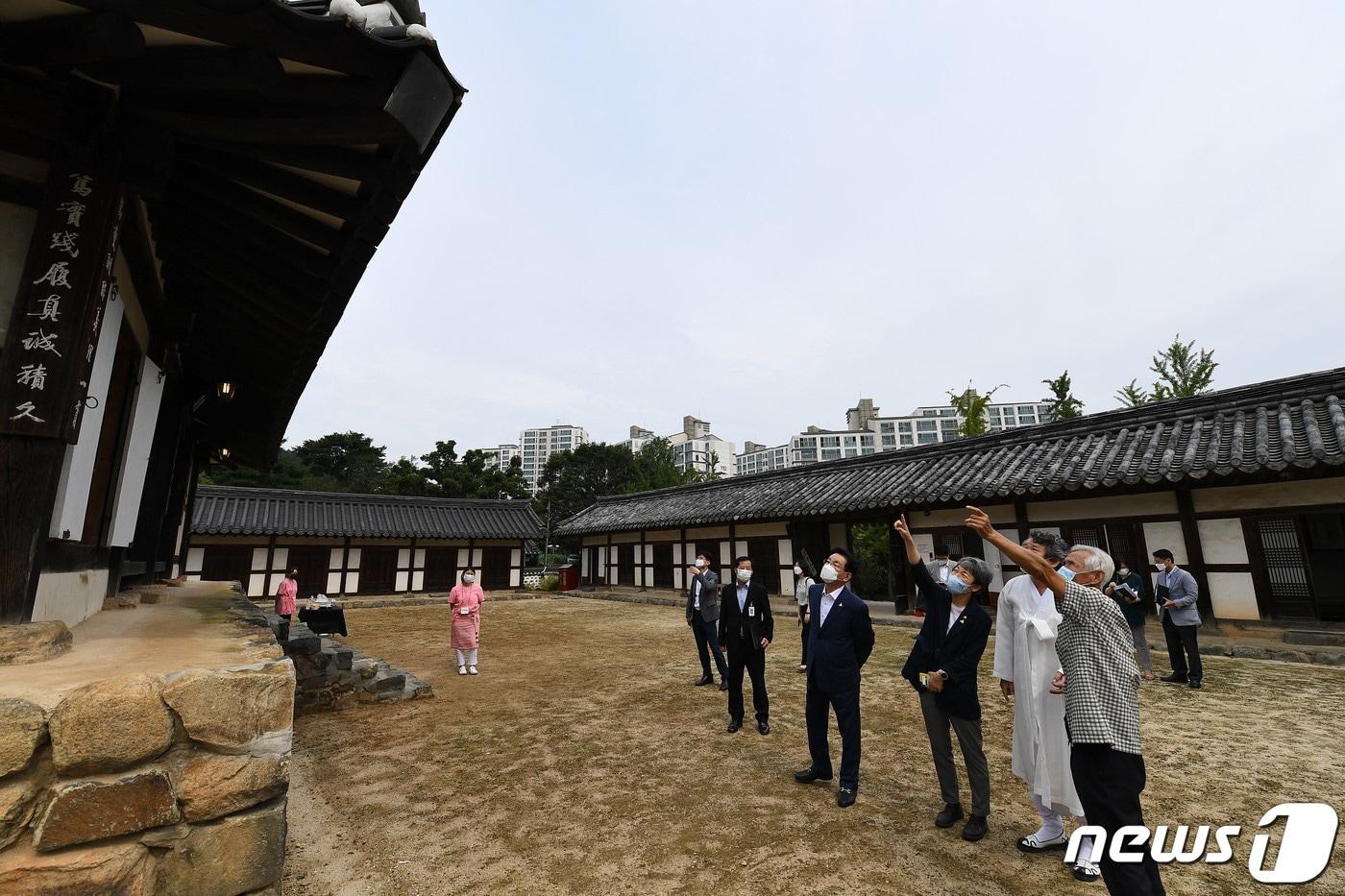 본문 이미지 - (사)한국문인협회 계룡시지부가 사계 김장생 신인문학상 작품을 공모한다.  충청남도 기념물 제190호인 계룡 사계고택은 조선 중기 문인 김장생이 말년에 거주하면서 우암 송시열, 동춘당 송준길 등 후학을 양성한 곳으로 유명하다. (문화재청 제공) (사진은 기사 내용과 무관함) / 뉴스1 ⓒ News12020.9.11/뉴스1