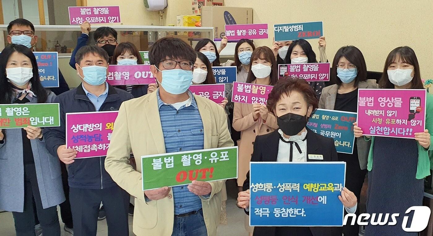 본문 이미지 - 진천군 여성가족과 직원들이 불법 촬영·성범죄 방지 영상물을 제작, 홍보하고있다.(진천군 제공)ⓒ 뉴스1