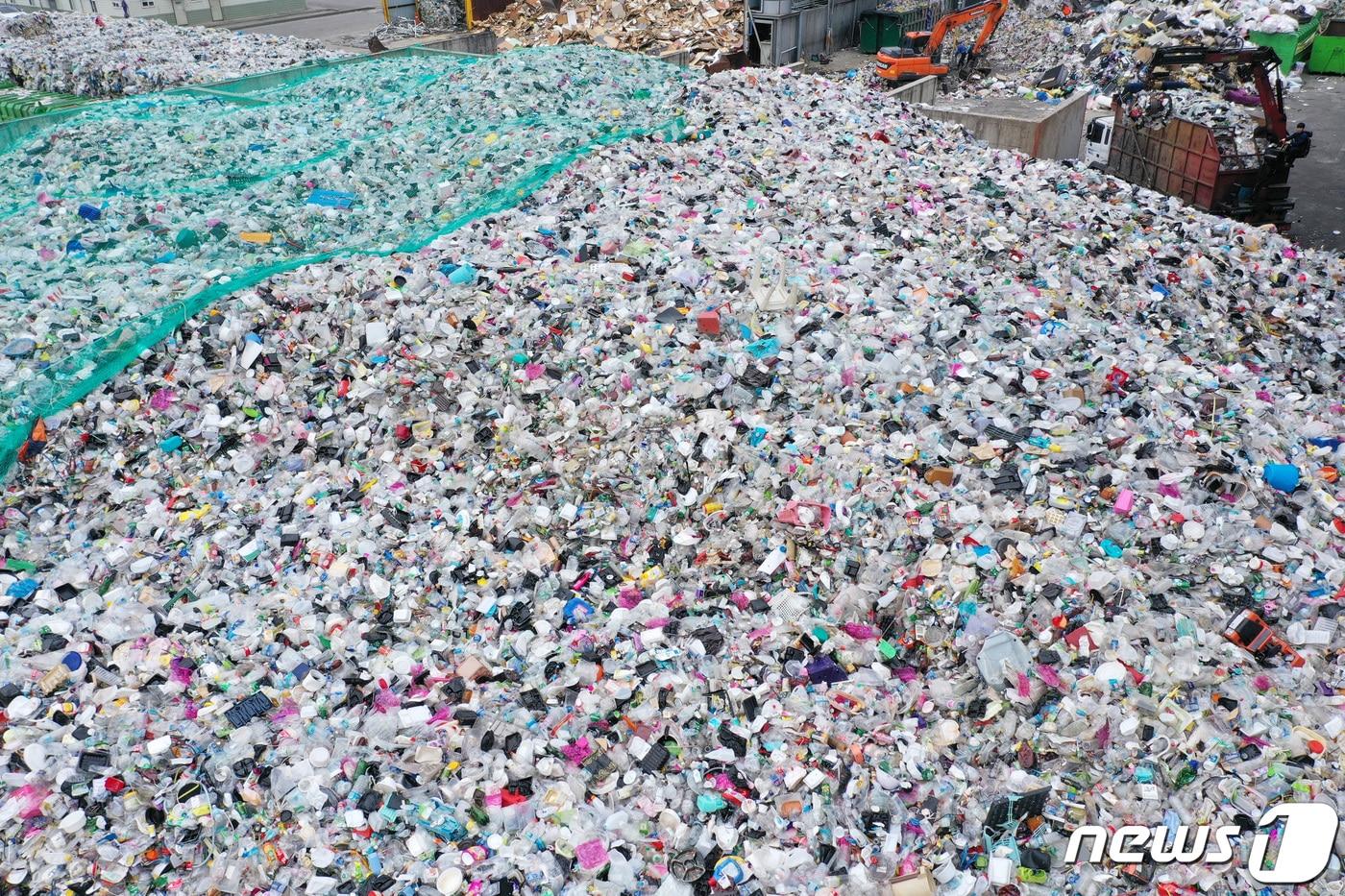 본문 이미지 - 경기도 수원시 자원순환센터에서 수거된 재활용품들이 쌓여있는 모습. /뉴스1 DB ⓒ News1 조태형 기자
