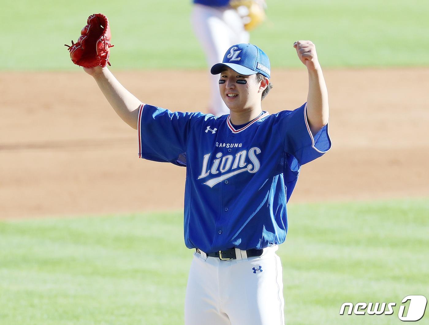 본문 이미지 - 13일 오후 서울 송파구 잠실야구장에서 열린 '2020 프로야구 신한은행 SOL KBO리그' 삼성라이온즈와 LG트윈스의 경기에서 선발 최재흥의 완봉승과 타선의 집중력을 앞세운 삼성이 11:0 대승을 거두며 2연승을 질주했다. 삼성 선발 최채흥이 9회말 삼자범퇴로 이닝을 마무리 하며 완봉승을 달성한 후 환호하고 있다. 2020.9.13/뉴스1 ⓒ News1 김진환 기자