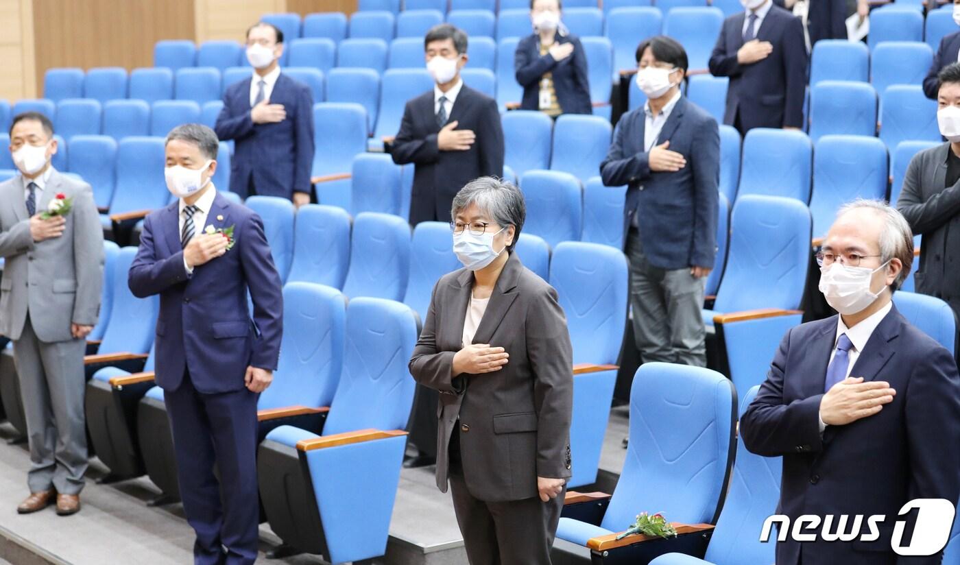 본문 이미지 - 14일 충북 청주시 오송읍 질병관리청에서 열린 질병청 개청 기념식에서 박능후 보거녹지부 장관, 정은경 질병관리청장 등 참석자들이 국민의례를 하고 있다. 2020.9.14/뉴스1 ⓒ News1 장수영 기자