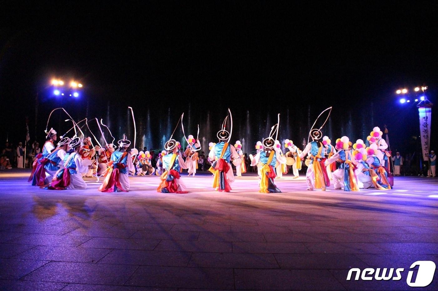 본문 이미지 - 전북 정읍시가 무형문화재의 기·예능 전수와 보존관리를 위한 무형문화재 전수교육관을 건립한다. 정읍농악 공연 장면. /ⓒ 뉴스1