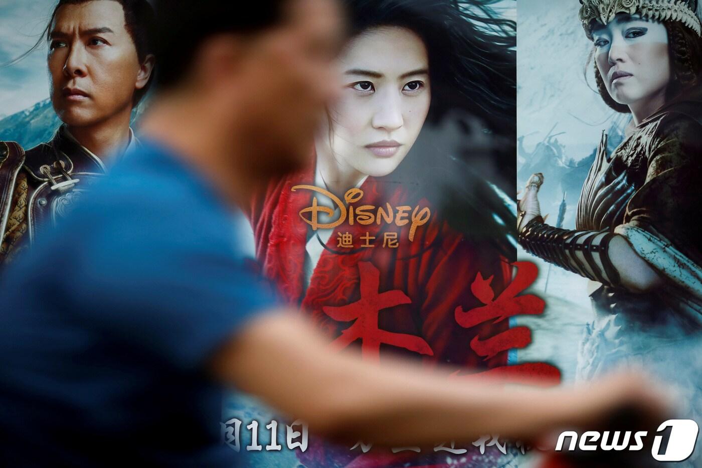 본문 이미지 - 베이징 거리의 영화 뮬란 광고. ⓒ 로이터=뉴스1