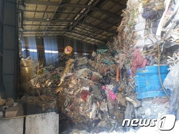 본문 이미지 - 경남 김해서부경찰서는 전국을 돌며 사업장폐기물 3000여톤을 수집해 빈 공장에 불법 투기한 일당 40명을 붙잡았다. 사진은 쓰레기가 불법 적치돼 있는 김해의 한 공장. (경남지방경찰청 제공) ⓒ 뉴스1