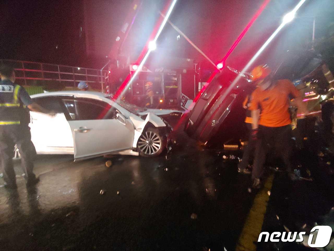 본문 이미지 - 소방관과 경찰관들이 지난 13일 오후 11시42분쯤 전남 목포시 상동 한 아파트 앞 도로에서 발생한 차량 사고현장을 수습하고 있다. 이날 사고는 무면허 고교생 5명이 탄 렌터카가 중앙선을 침범해 마주 달리던 K7 승용차를 충격해 일어났다. 고교생 2명과 K7 차주 등 3명이 숨지고 고교생 3명과 K7을 운전하던 대리운전 기사도 중상을 입었다.(전남 목포소방서 제공) 2020.9.14/뉴스1