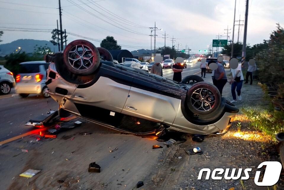 본문 이미지 - 14일 오후 6시 45분쯤 경기도 김포시 대곶면 왕복 4차로 도로에서 코란도 차량과 SM7 차량이 충돌했다. 이 사고로 코란도 차량 운전자 A씨(63)가 사망하고, SM7차량 운전자 B씨(30)가 다쳐 병원으로 옮겨져 치료를 받고 있다.(경기 김포소방서제공)2020.9.15/뉴스1