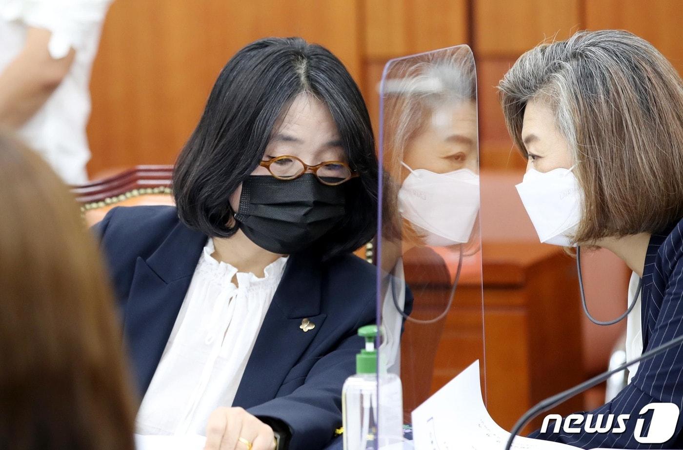 윤미향(왼쪽), 양이원영 더불어민주당 의원이 15일 오전 서울 여의도 국회에서 열린 환경노동위원회에서 대화하고 있다. 2020.9.15/뉴스1 ⓒ News1 성동훈 기자