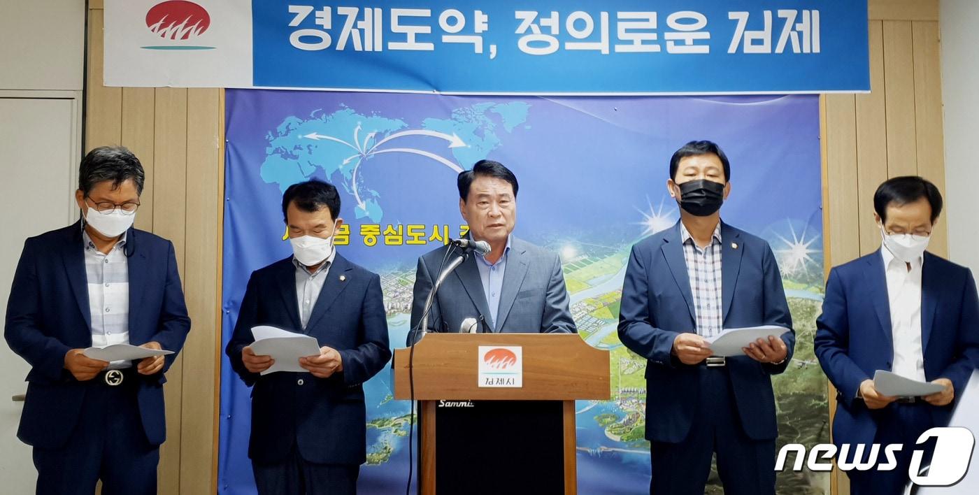 본문 이미지 - 온주현 전북 김제시의회 의장이 15일 김제시청 브리핑룸에서 기자회견을 갖고 시민단체의 '동료의원 징계 고의지연' 주장과 관련해 자신의 입장을 밝히고 있다. /ⓒ 뉴스1