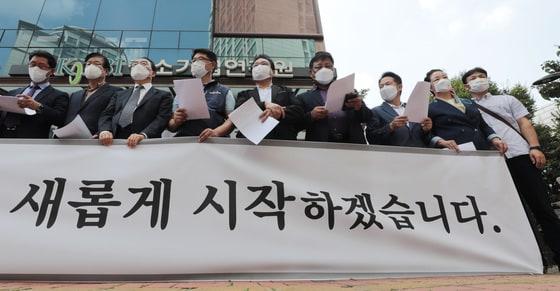 본문 이미지 - 지난해 9월 15일 서울 동작구 소상공인연합회 앞에서 김임용 소상공인연합회 회장 직무대행을 비롯한 회원들이 배동욱 회장 탄핵 관련 입장발표를 하고 있다. 2020.9.15/뉴스1 ⓒ News1 이성철 기자