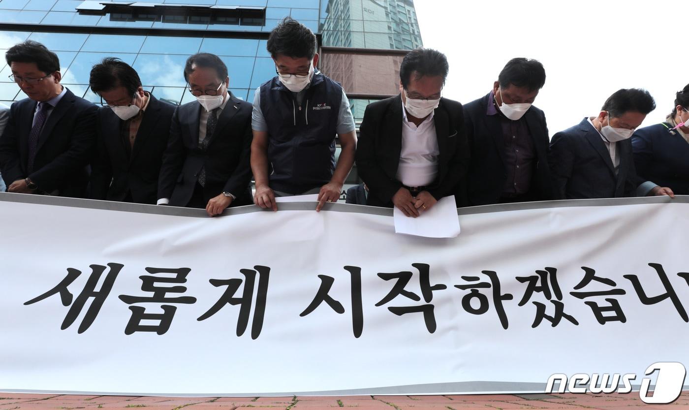 본문 이미지 - 15일 서울 동작구 소상공인연합회 앞에서 소상공인연합회 김임용 수석 부회장을 비롯한 회원들이 배동욱 소상공인연합회 회장 탄핵 관련 입장발표 도중 고개숙여 인사를 하고 있다. 2020.9.15/뉴스1 ⓒ News1 이성철 기자