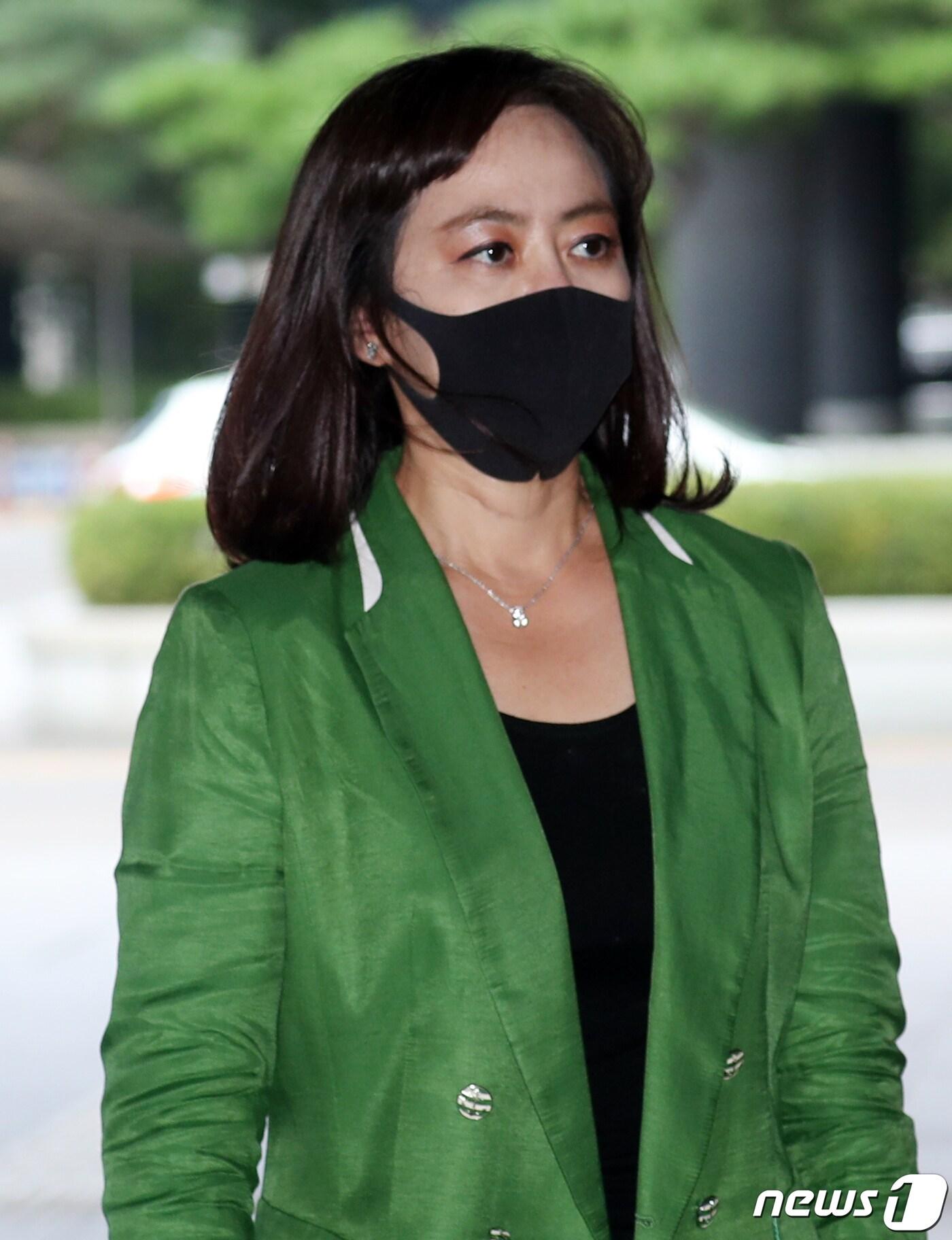 본문 이미지 - 양육비 미지급자 명단공개 웹사이트 ‘배드페어런츠’ 강민서 대표가 15일 서울 마포구 서부지방법원에서 열린 명예훼손건 결심공판에 출석하고 있다.  2020.9.15/뉴스1 ⓒ News1 김명섭 기자