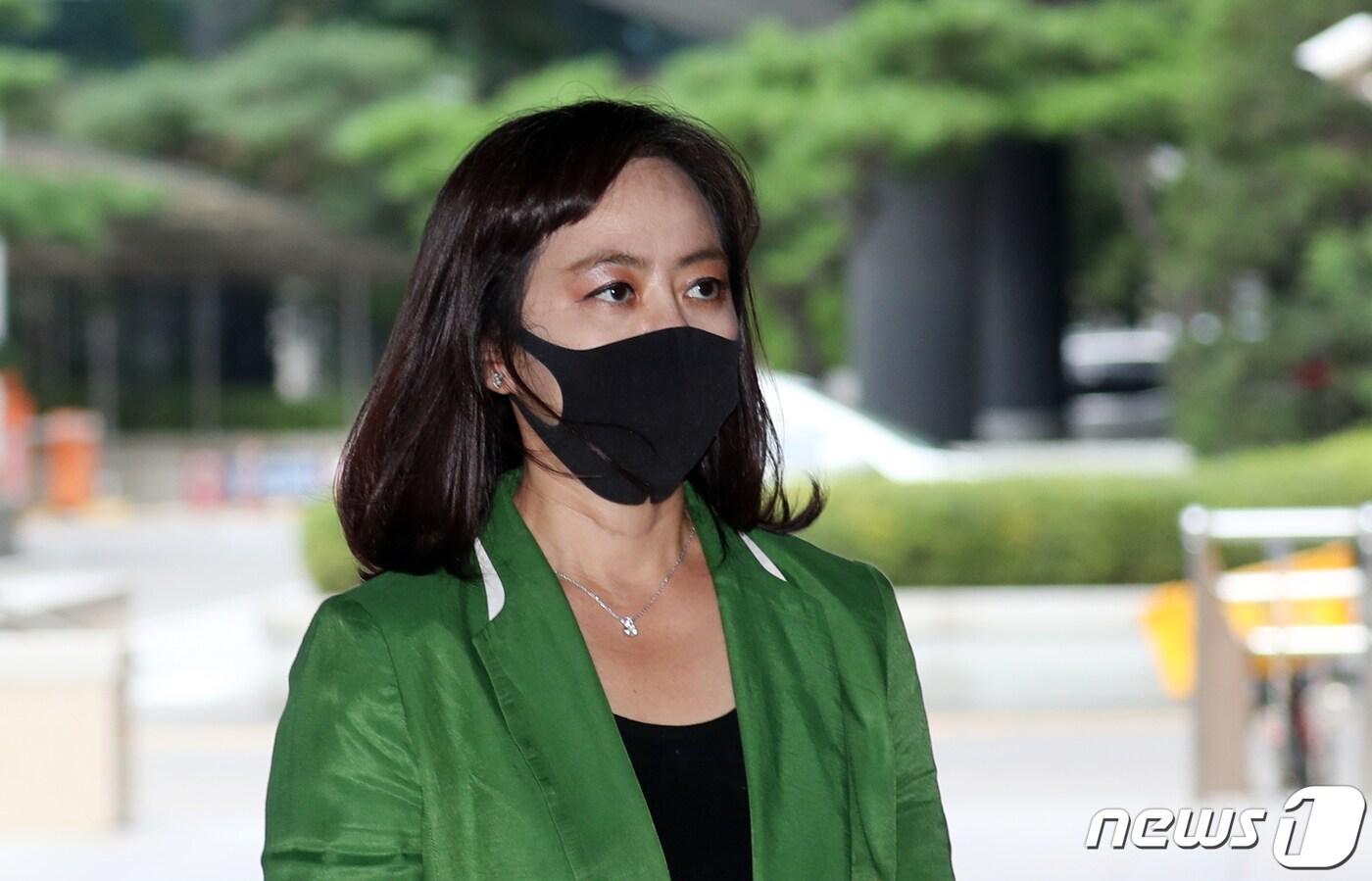 본문 이미지 - 양육비 미지급자 명단공개 웹사이트 ‘배드페어런츠’ 강민서 대표가 15일 서울 마포구 서부지방법원에서 열린 명예훼손건 결심공판에 출석하고 있다.  2020.9.15/뉴스1 ⓒ News1 김명섭 기자
