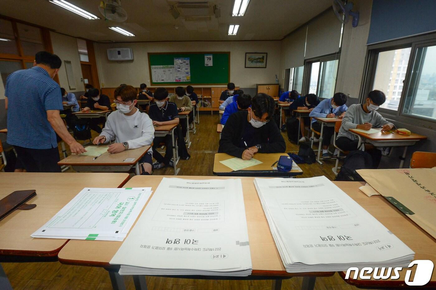 본문 이미지 - 2021학년도 대학수학능력시험을 앞둔 고3 학생들이 16일 오전 광주 북구 서강고등학교에서 9월 모의평가를 치르고 있다.  2020.9.16/뉴스1 ⓒ News1 한산 기자