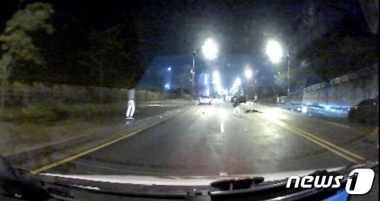 본문 이미지 - 을왕리 치킨배달 50대 오토바이 운전자 사망사고 현장 블랙박스 모습(인천소방본부 제공)2020.9.16/뉴스1 ⓒ News1 박아론 기자