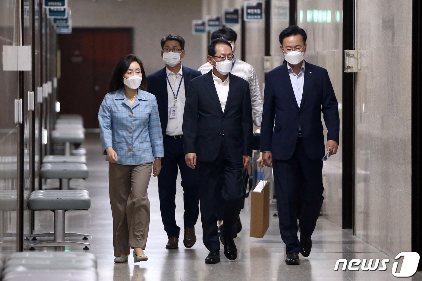 본문 이미지 - 법제사법위원회 소속인 김도읍 국민의힘 간사(가운데)와 의원들이서울 여의도 국회에서 추미애 법무부 장관 아들 군 휴가 의혹에 대한 기자회견을 하기 위해 회견장으로 향하고 있다. 2020.9.16/뉴스1 ⓒ News1 박세연 기자
