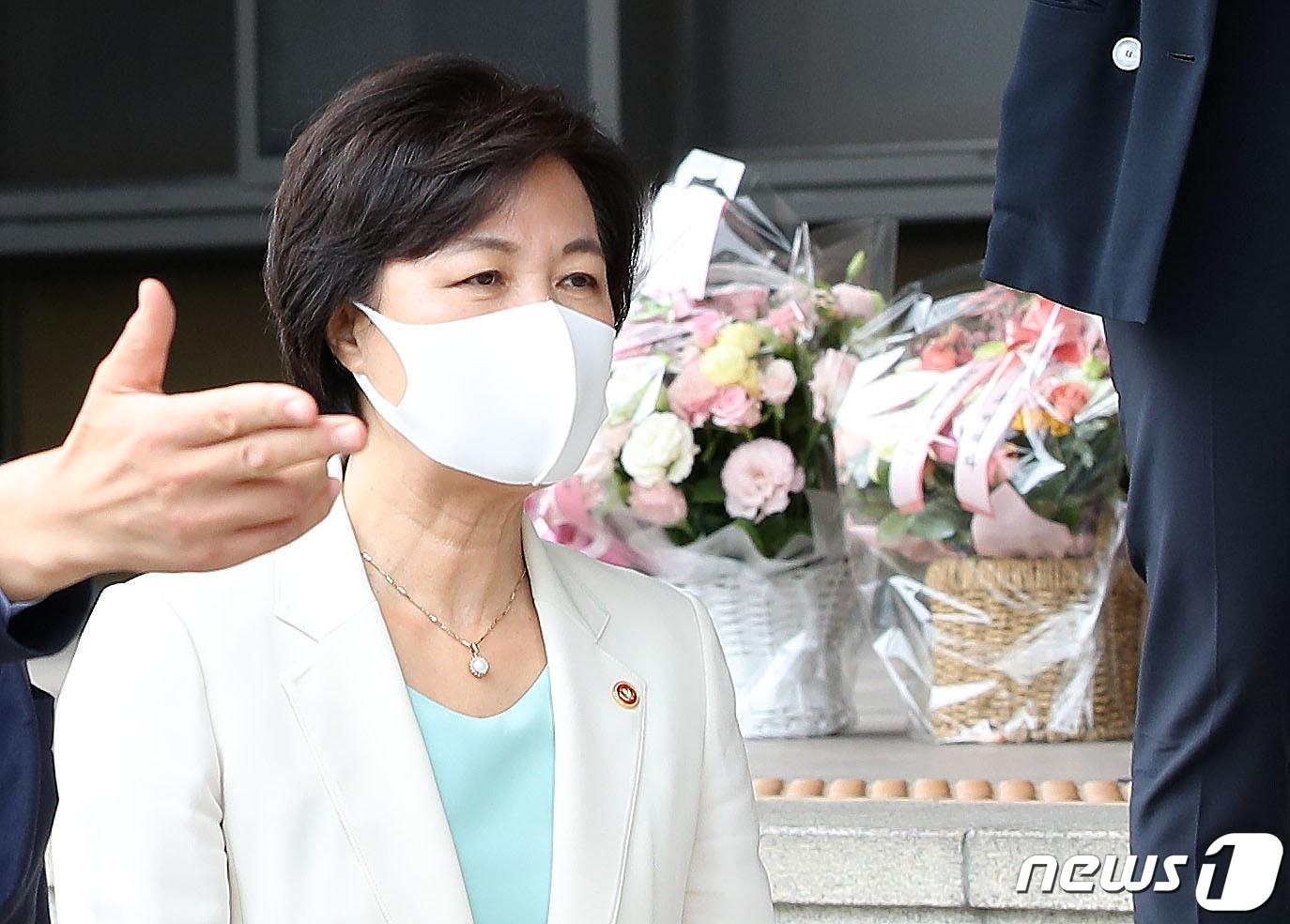 본문 이미지 - 추미애 법무부 장관이 16일 오후 경기도 정부과천청사 법무부를 나서고 있다. 2020.9.16/뉴스1 ⓒ News1 임세영 기자