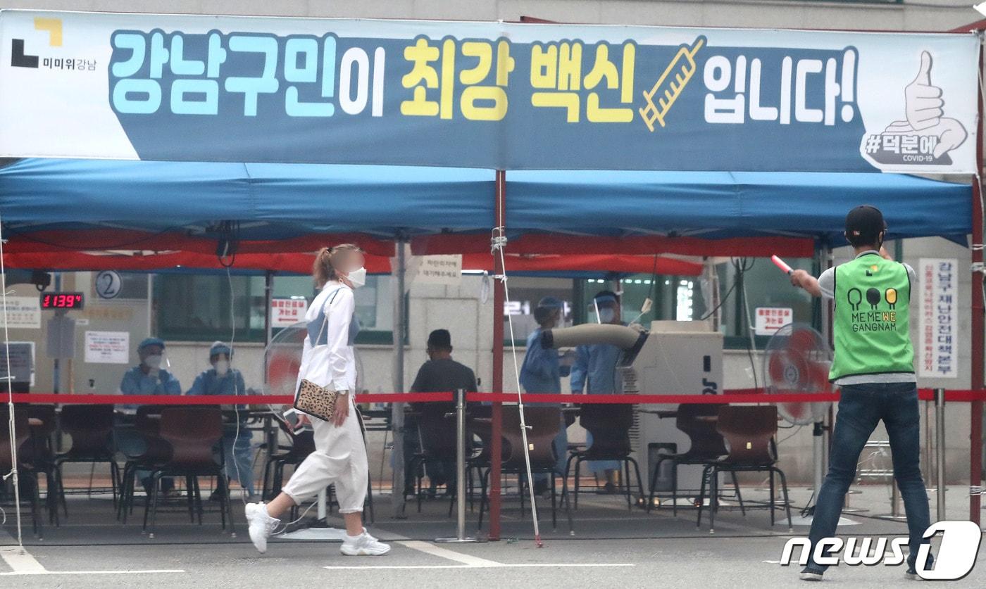 본문 이미지 - 서울 강남구 K보건산업에서 7명이 신종 코로나바이러스 감염증(코로나19) 추가 확진 판정을 받은 가운데 16일 오후 서울 강남구보건소에서 시민들이 검사를 받고 있다. /뉴스1 ⓒ News1 임세영 기자