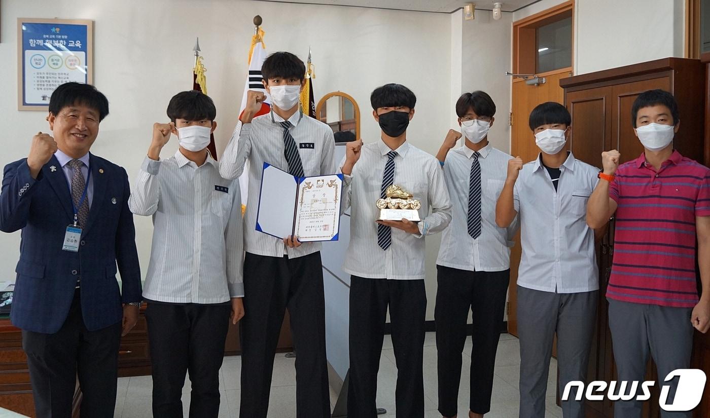 본문 이미지 - 39회 회장배 전국학교 및 실업팀 대항 롤러대회에서 남고부 우승을 차지한 청주 서원고 롤러부.ⓒ 뉴스1