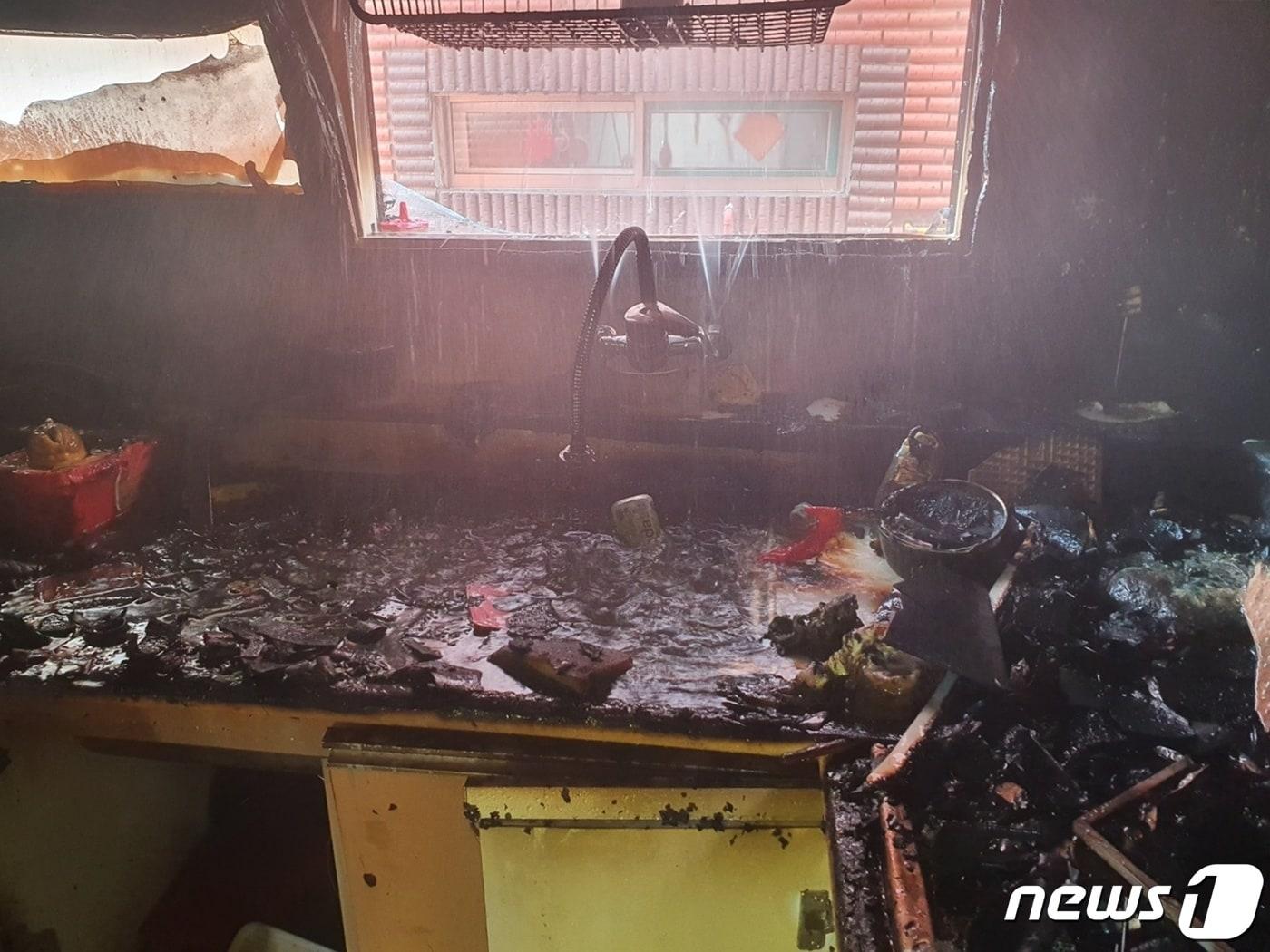 본문 이미지 - 지난 14일 오전 11시16분께 인천시 미추홀구의 한 빌라 건물 2층 A군(10) 거주지에서 불이 나 A군과 동생 B군(8)이 중상을 입었다. 사고는 어머니가 집을 비운 사이 형제가 단둘이 라면을 끓여먹으려다 발생한 것으로 조사됐다.(인천 미추홀소방서 제공)2020.9.16/뉴스1 ⓒ News1 박아론 기자