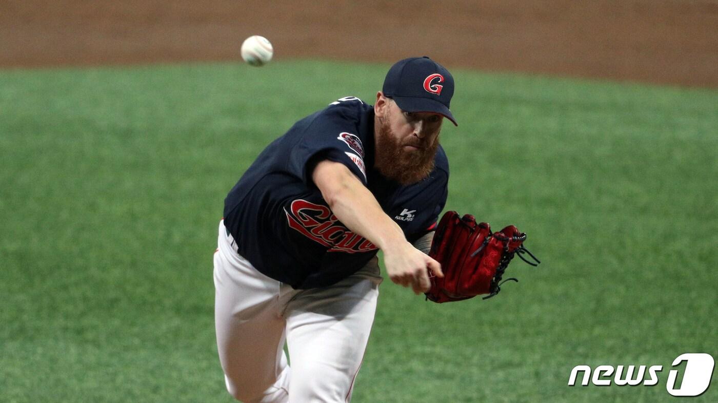 16일 오후 서울 구로구 고척스카이돔에서 열린 '2020 프로야구 신한은행 SOL KBO리그' 롯데 자이언츠와 키움 히어로즈의 경기에서 롯데 선발 스트레일리가 역투하고 있다. 2020.9.16/뉴스1 ⓒ News1 황기선 기자