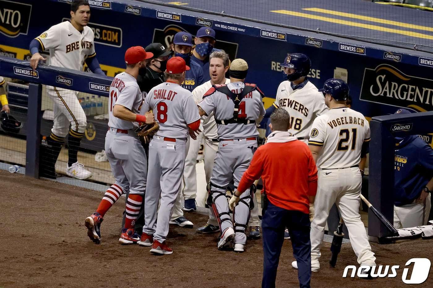 마이크 실트 감독이 16일(한국시간) 경기 중 밀워키 벤치와 언성을 높이고 있다. ⓒ AFP=뉴스1