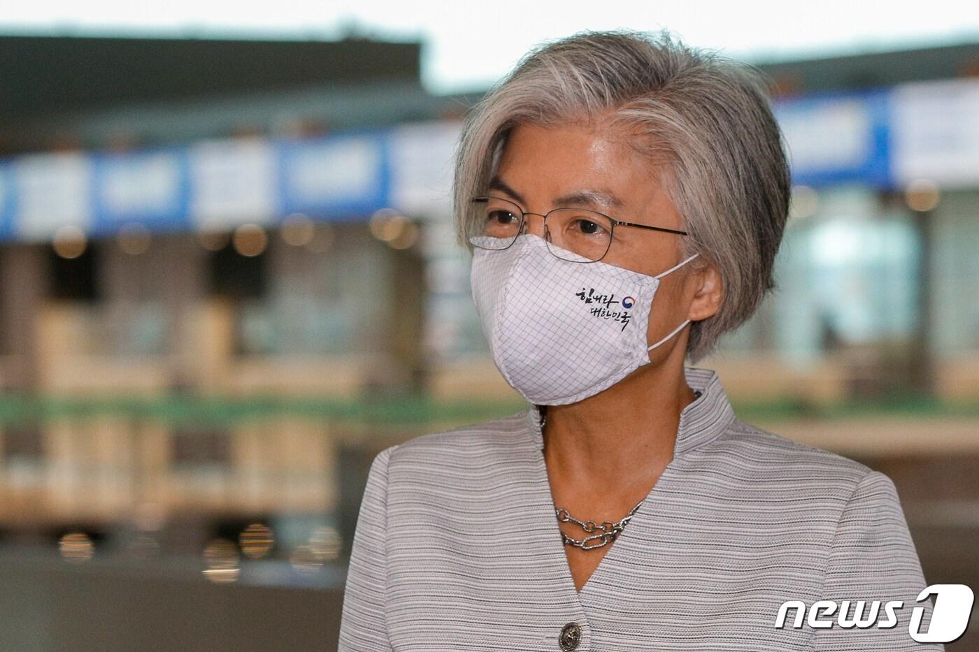 강경화 외교부 장관이 17일 오전 인천국제공항 2터미널에서 베트남으로 출국하기 전 취재진 질의에 답하고 있다. 강 장관은 베트남 외교장관을 만나 기업인 예외입국 제도화 등 양국 협력 방안을 논의할 예정이다. 2020.9.17/뉴스1 ⓒ News1 안은나 기자