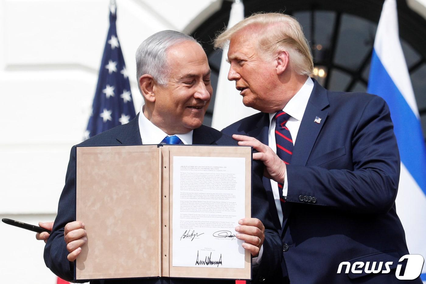 본문 이미지 - 도널드 트럼프 미국 대통령이 15일(현지시간) 워싱턴 백악관에서 가진 이스라엘과 UAE, 바레인 간의 외교관계 정상화를 위한 '아브라함 협정' 서명식서 베냐민 네타냐후 이스라엘 총리와 얘기를 하고 있다. ⓒ 로이터=뉴스1 ⓒ News1 우동명 기자