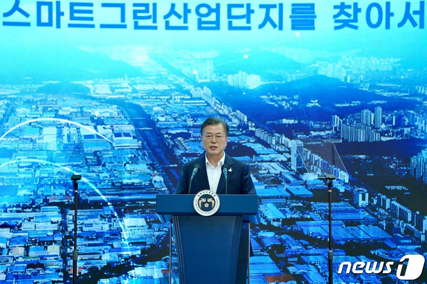 문재인 대통령이 17일 오후 스마트그린 산업단지로 도약할 경남 창원 산업단지를 방문, 스마트공장 현장인 태림산업 공장동에서 가진 스마트그린산단 보고대회에서 발언을 하고 있다. 2020.9.17/뉴스1 ⓒ News1 박정호 기자