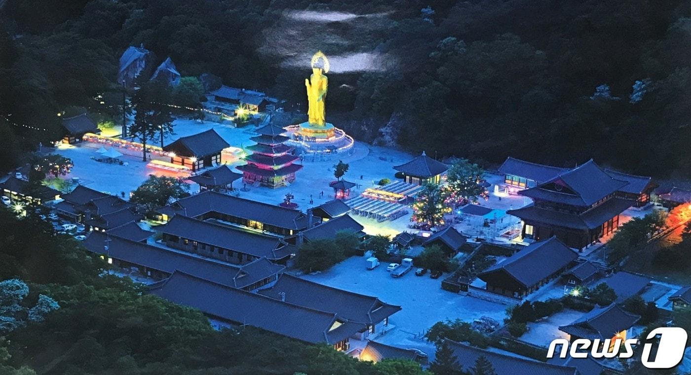 본문 이미지 - 충북 보은 법주사 야경. (보은군 제공)ⓒ 뉴스1