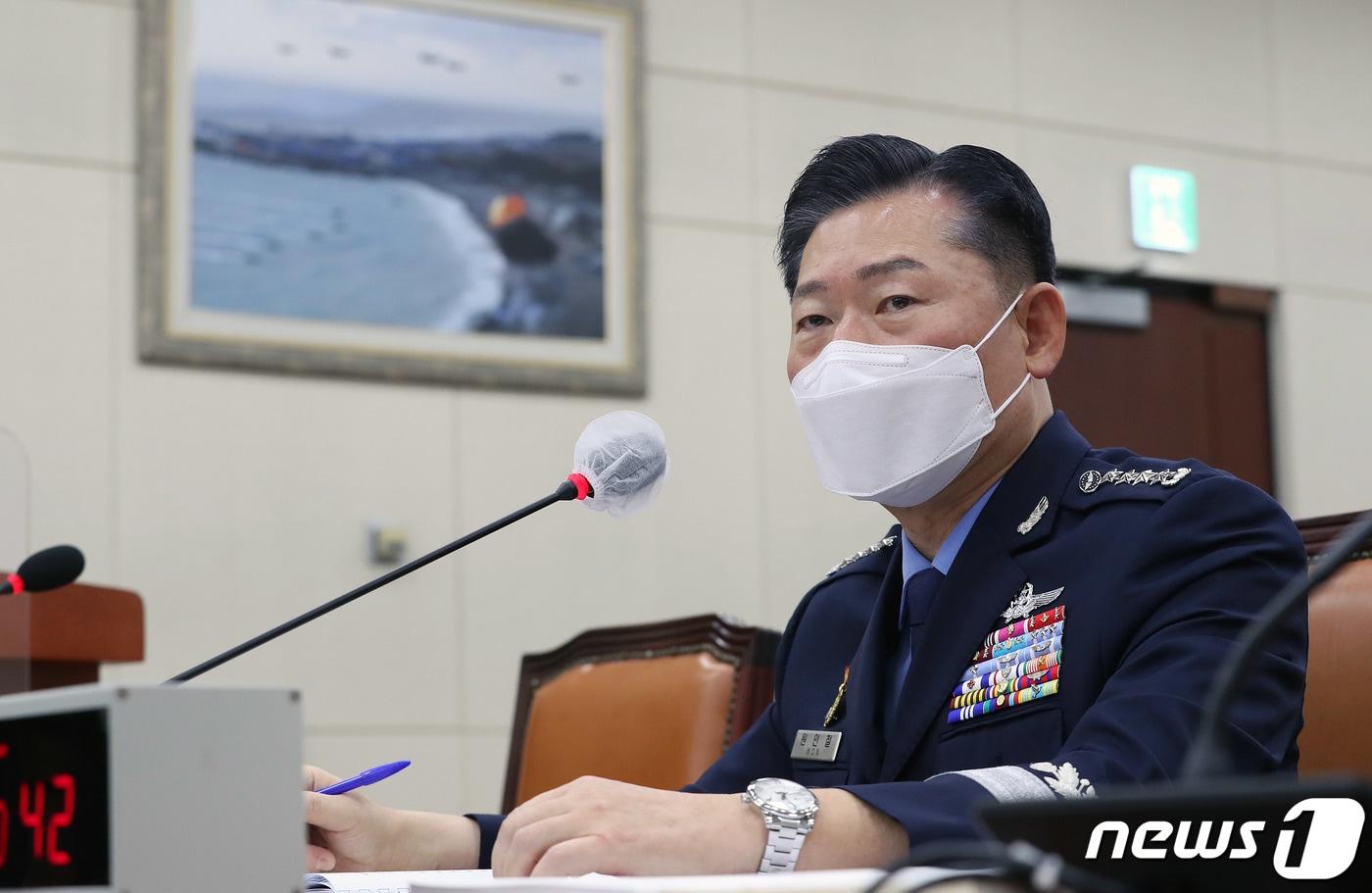 본문 이미지 - 원인철 합참의장 후보자가 18일 오전 서울 여의도 국회 국방위원회에서 열린 인사청문회에 출석해 의원들 질의에 답하고 있다. 원 후보자의 청문회는 위장전입 의혹과 대북 대비태세, 전시작전통제권 전환 등이 쟁점이 될 예정이다. 2020.9.18/뉴스1 ⓒ News1 박세연 기자