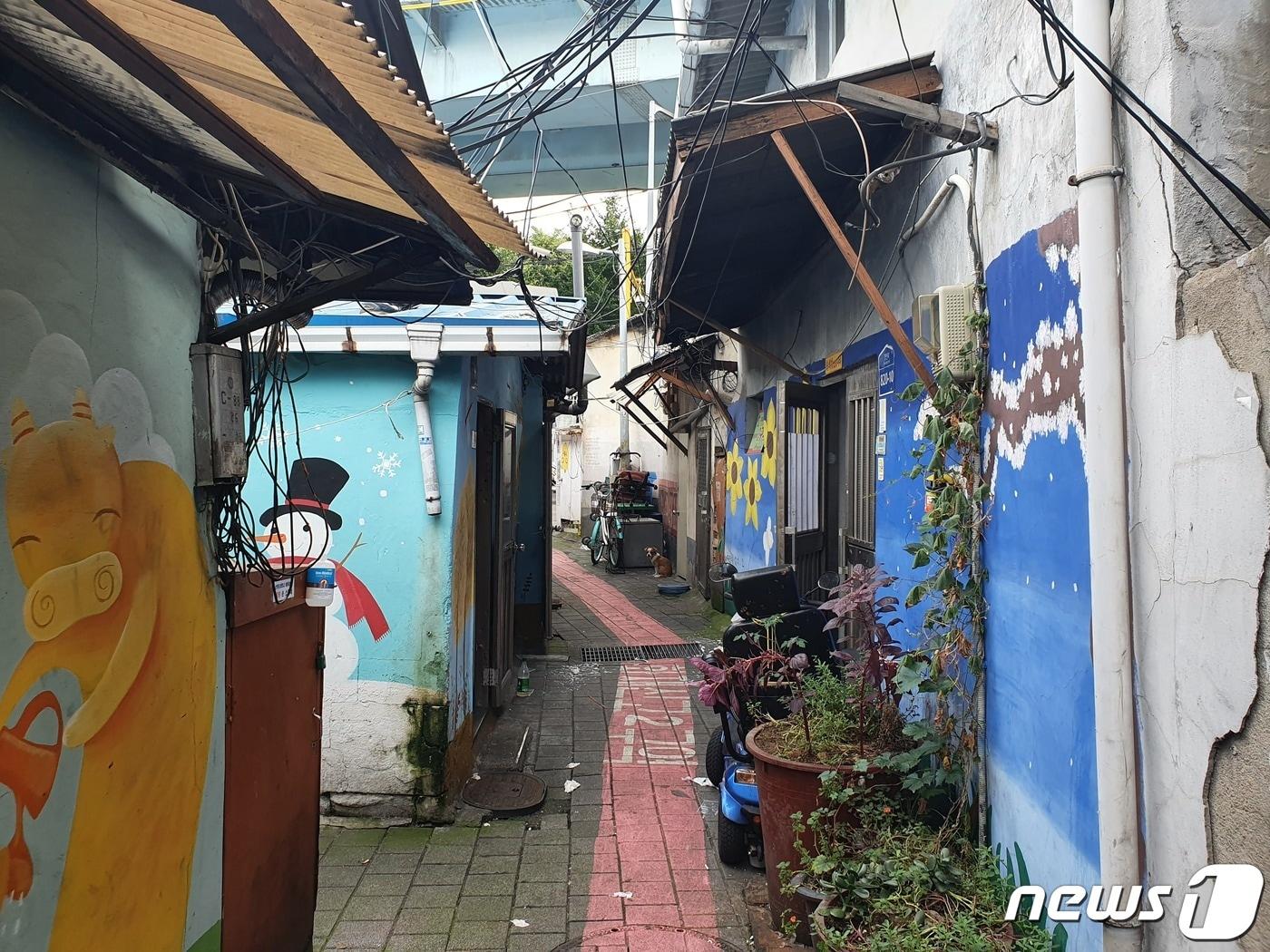 본문 이미지 - 18일 오전 서울 영등포구 쪽방촌의 모습. ⓒ 뉴스1 김유승 기자