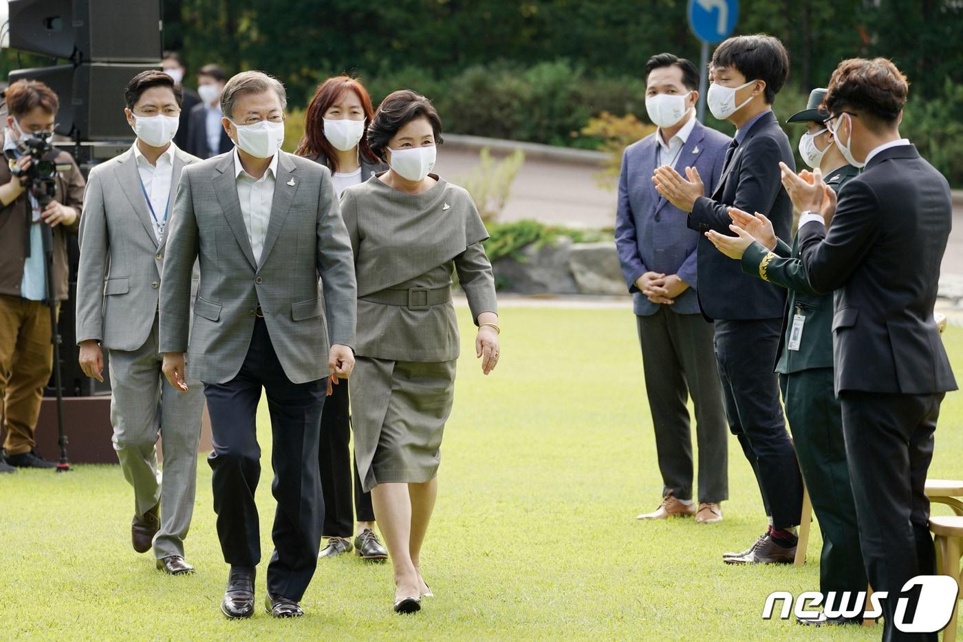 문재인 대통령과 김정숙 여사가 19일 오전 청와대 녹지원에서 열린 제1회 청년의 날 기념식에 참석하고 있다. 2020.9.19/뉴스1 ⓒ News1 박정호 기자
