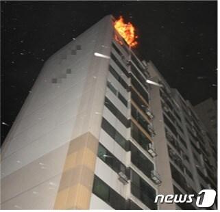 본문 이미지 - 18일 오후 9시20분쯤 서울 관악구 신림동에서 화재가 발생했다. ⓒ 뉴스1