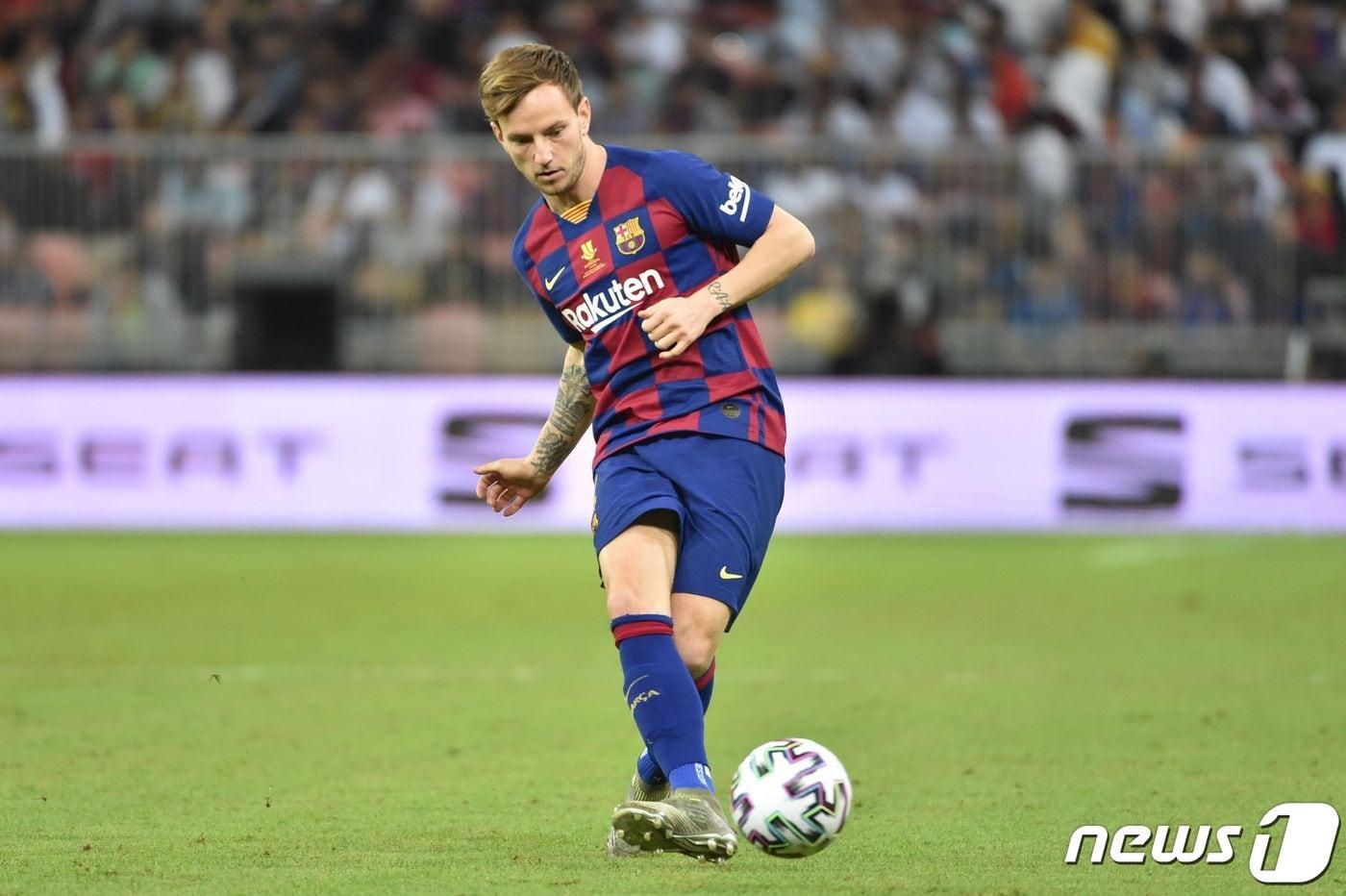 바르셀로나를 떠나 세비야로 이적하는 이반 라키티치. ⓒ AFP=뉴스1