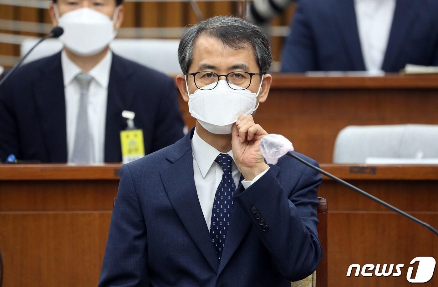 본문 이미지 - 이흥구 대법관 후보자가 2일 서울 여의도 국회에서 열린 임명동의안 심사를 위한 인사청문회에서 마스크를 만지고 있다. 2020.9.2/뉴스1 ⓒ News1 박세연 기자