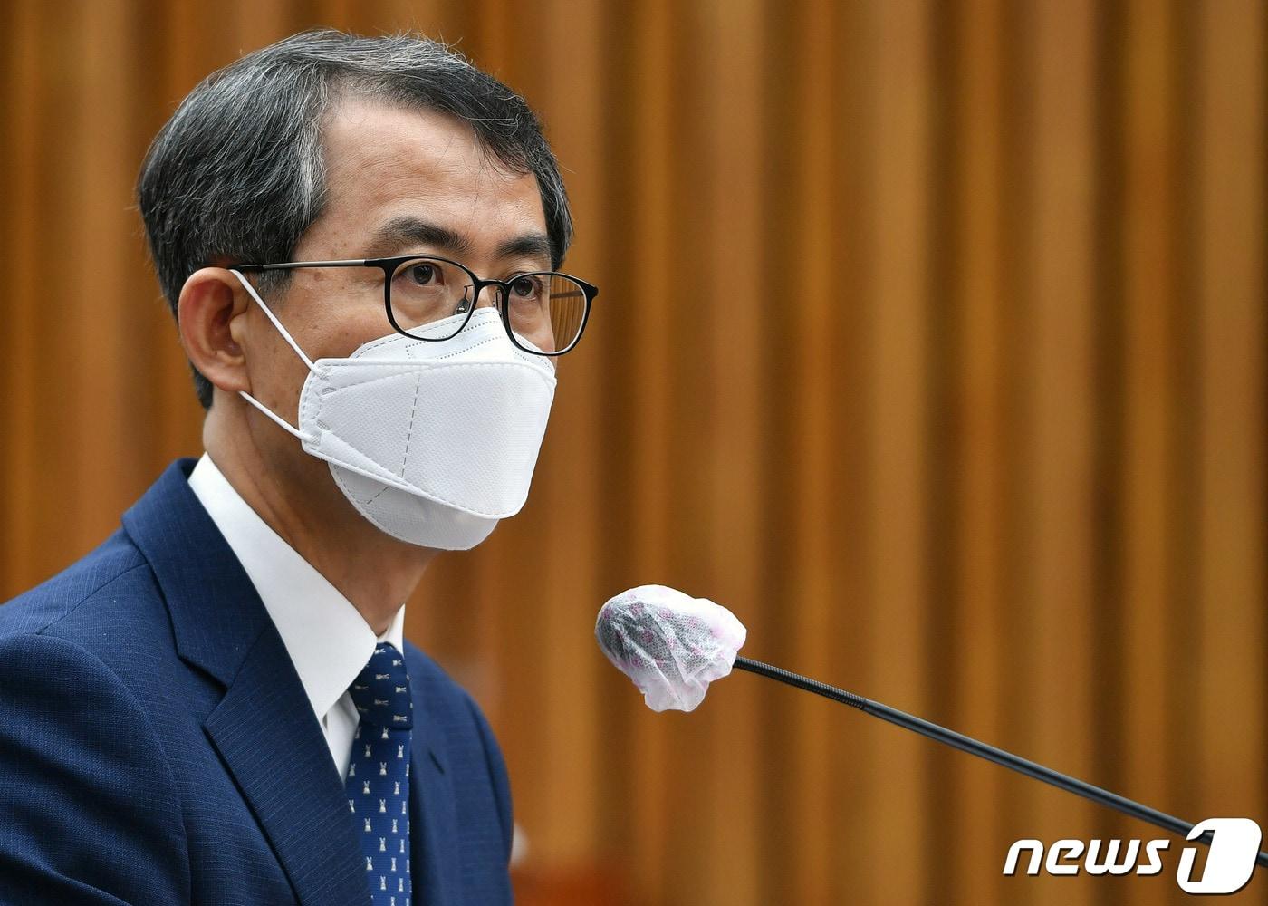 본문 이미지 - 이흥구 대법관이 후보자 시절 서울 여의도 국회에서 열린 인사청문회에서 의원 질의에 답변하고 있다. 2020.9.2 ⓒ 뉴스1 신웅수 기자