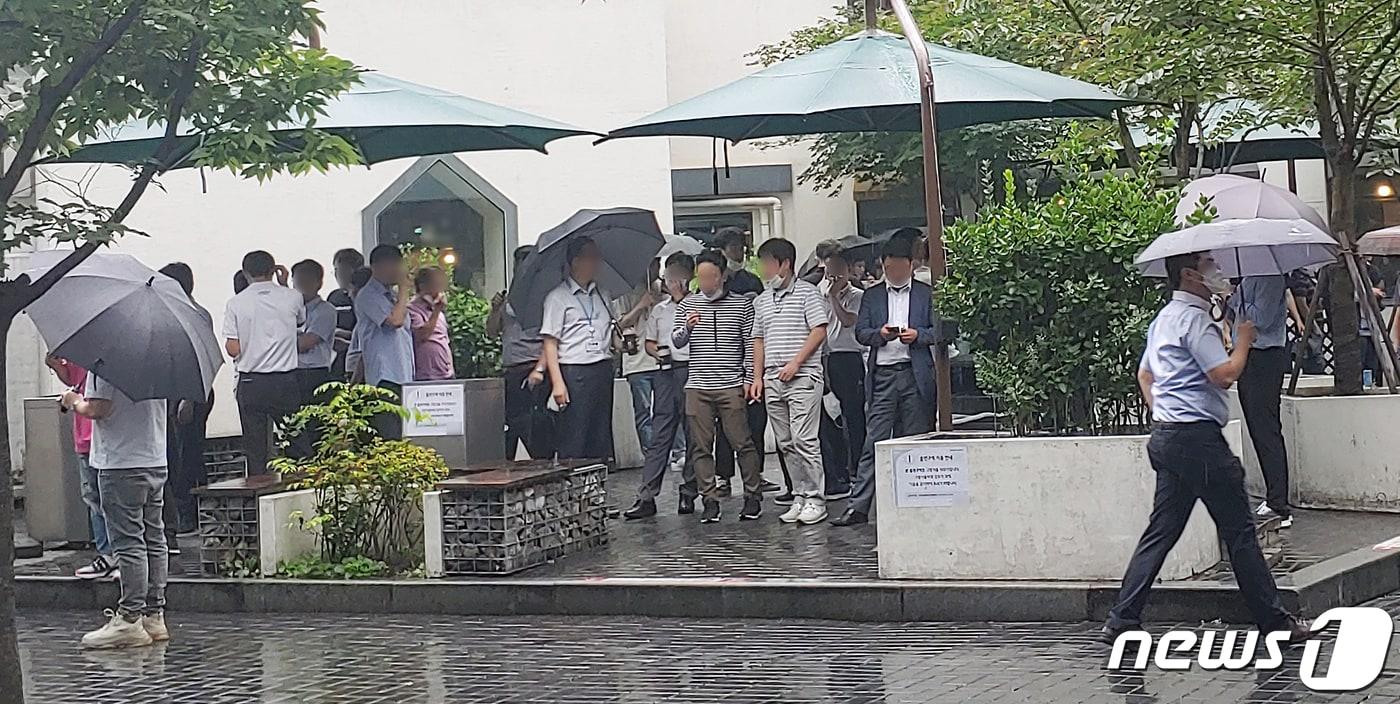 본문 이미지 - 2일 오후 서울 종로구 한 음식점 앞 한쪽에 마련된 흡연구역에는 담배를 피우는 흡연인들로 가득하다. 대부분 마스크를 턱에 걸치고 흡연을 하며 동료 직장인들과 대화를 나누고 있다. 2020.9.2/뉴스1