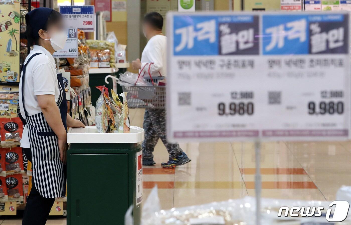 본문 이미지 -  지난달 2일 서울시는 시내 대형마트와 백화점 740여 곳을 대상으로 시식 코너 운영을 자제하도록 권장했다. 서울 시내의 한 대형마트에서 판촉 직원이 시식 권유 대신 완제품 위주의 제품을 판매하는 모습. 2020.9.2/뉴스1 ⓒ News1 이동해 기자