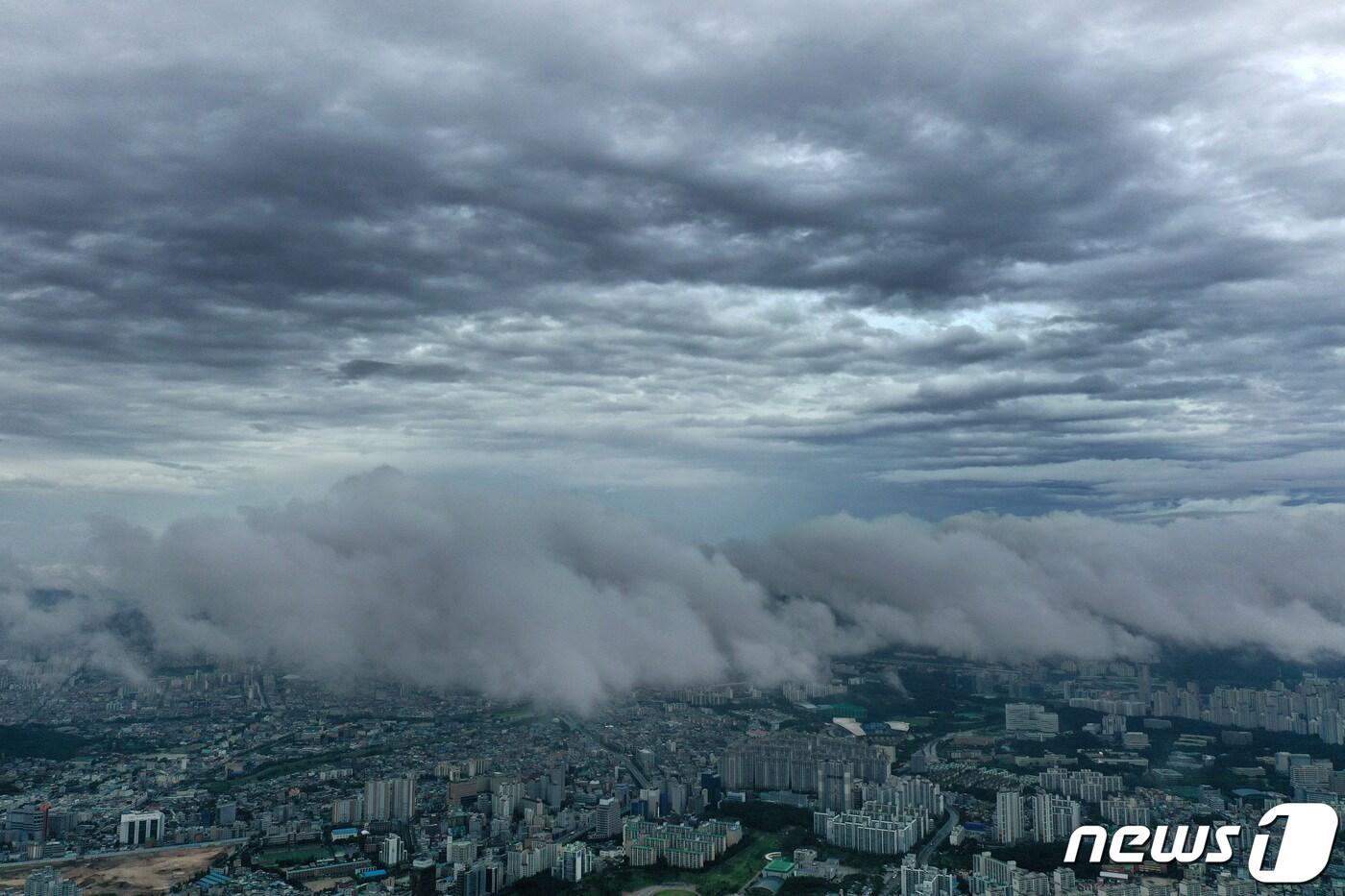 제9호 태풍 '마이삭'  영향으로 지난 2일 오전 경기 수원시내가 먹구름으로 덮여있다. 2020.9.2/뉴스1 ⓒ News1 조태형 기자