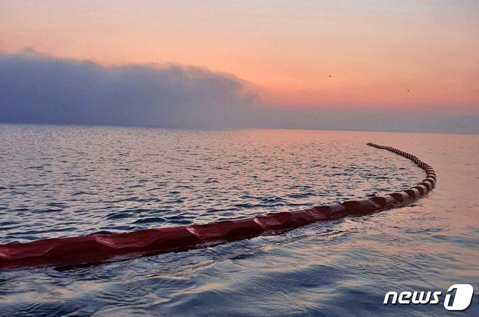본문 이미지 - 군산해경은 20일 오전 군산시 해망동 금란도 북쪽 인근 해상에서 정박중이던 예인선이 침몰되자 오염확산 방지를 위해 방제작업을 진행하고 있다. /ⓒ 뉴스1