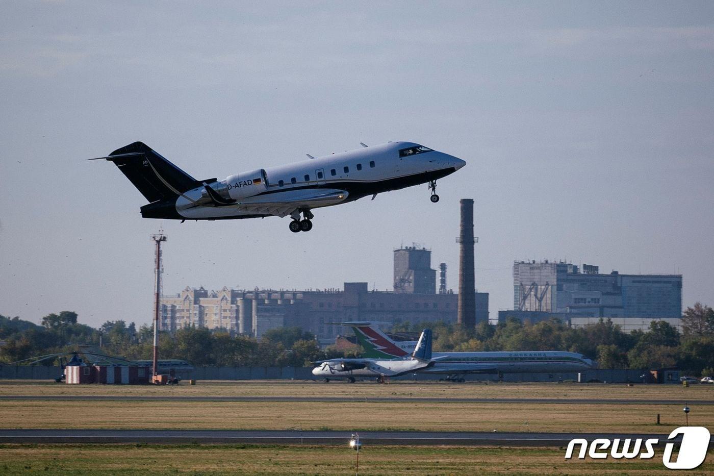 지난달 22일 러시아 시베리아 옴스크 공항에서 비행기가 이륙하고 있다. ⓒ AFP=뉴스1