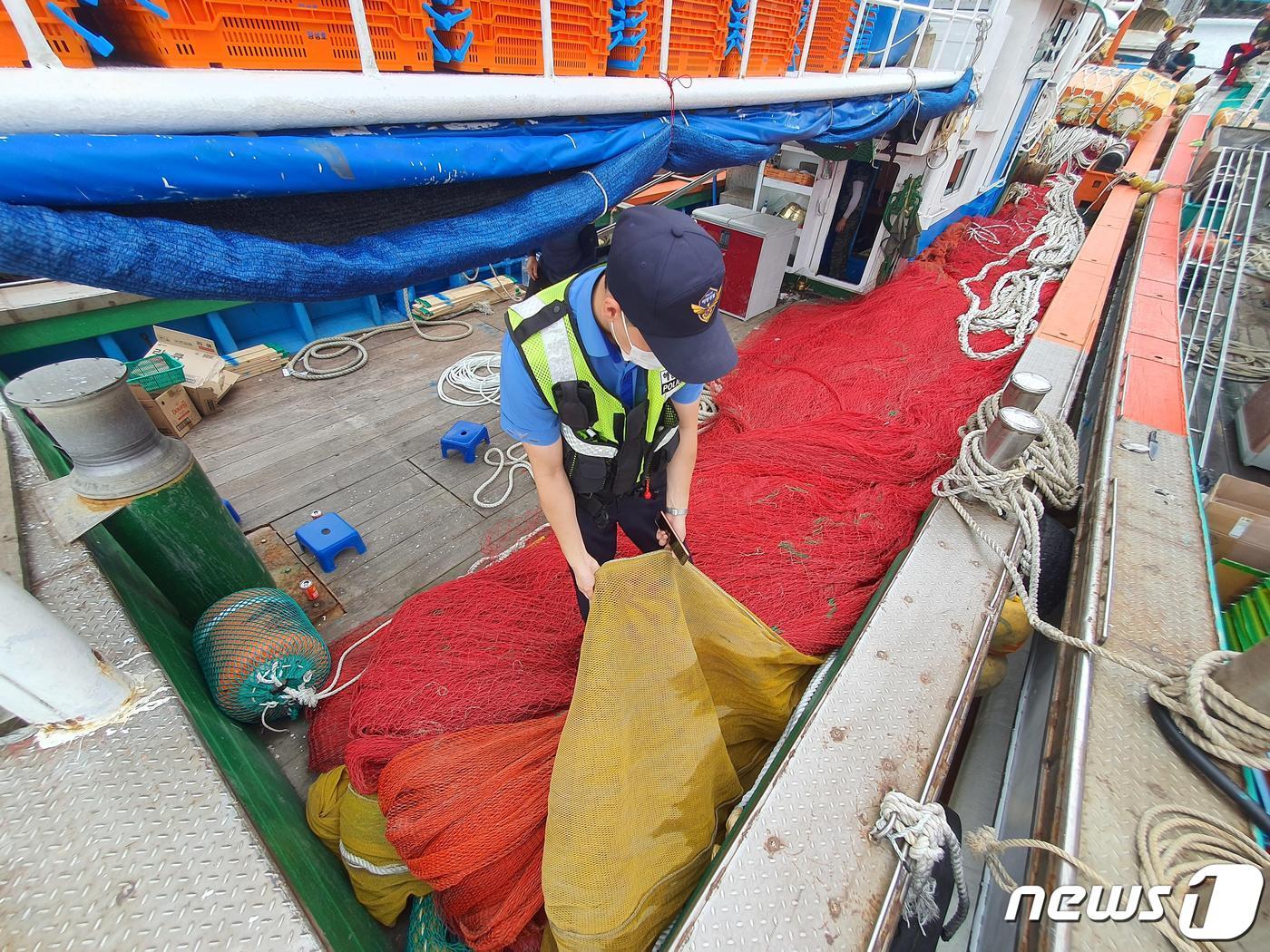 본문 이미지 - 충남 보령해경이 한 어선에 올라 어구를 점검하고 있다.(보령해경 제공)ⓒ 뉴스1