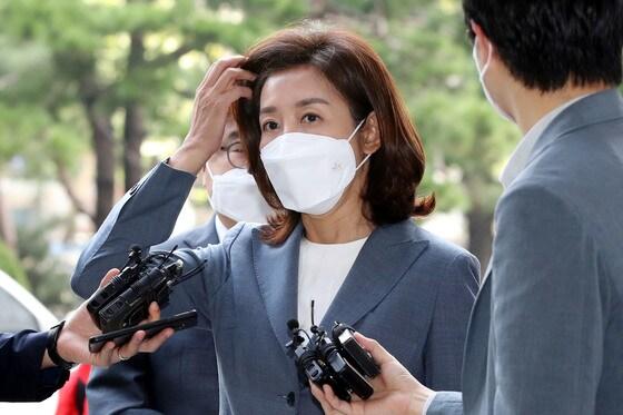본문 이미지 - 20대 국회 패스트트랙(신속처리안건) 충돌 사태로 기소된 나경원 전 자유한국당(국민의힘 전신) 원내대표가 21일 오전 서울 양천구 서울남부지방법원에서 열린 공판에 출석하고 있다. ⓒ News1 이광호 기자
