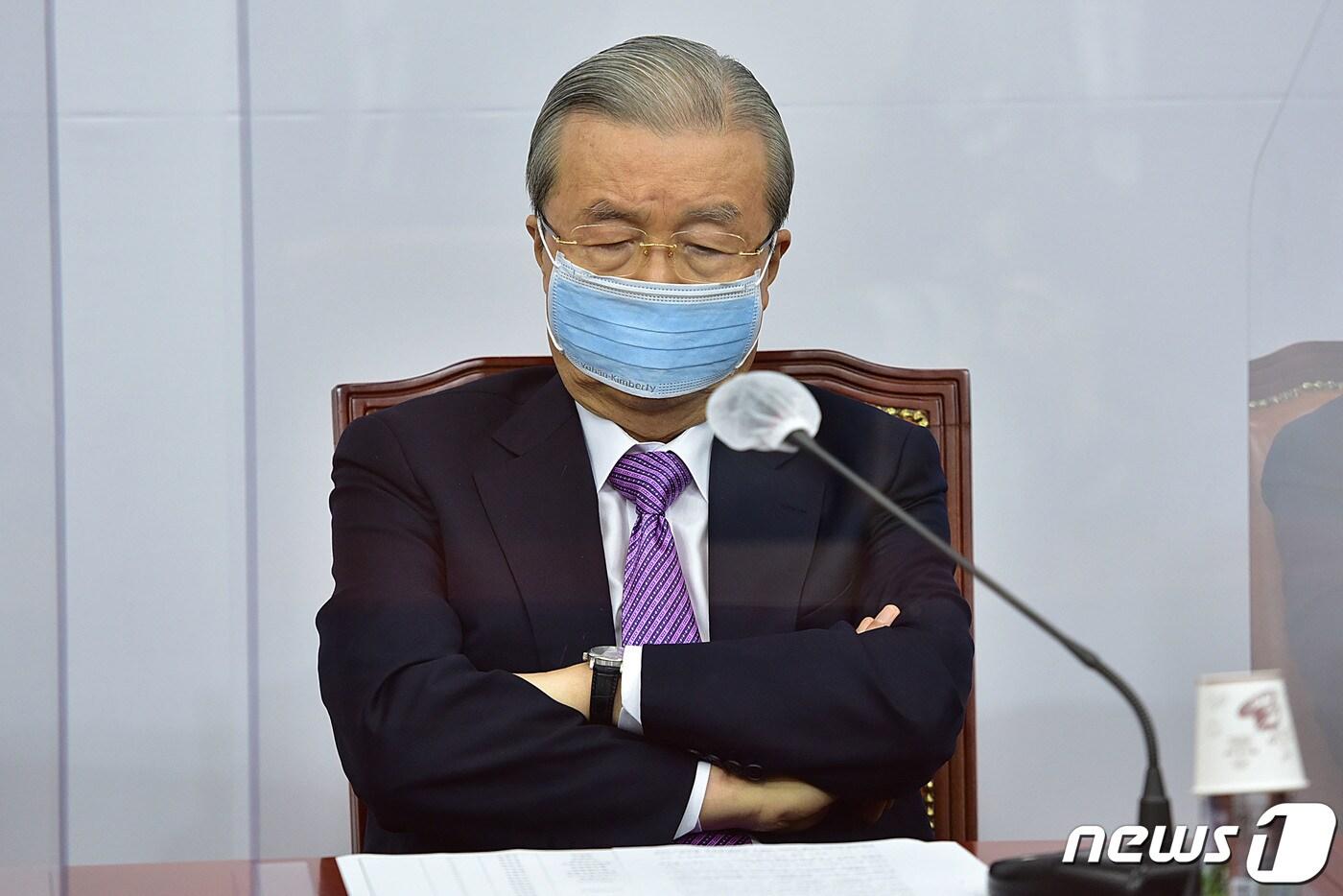 본문 이미지 - 김종인 국민의힘 비상대책위원장이 21일 오전 서울 여의도 국회에서 열린 비상대책위원회의에서 생각에 잠겨 있다. 2020.9.21/뉴스1 ⓒ News1 박세연 기자