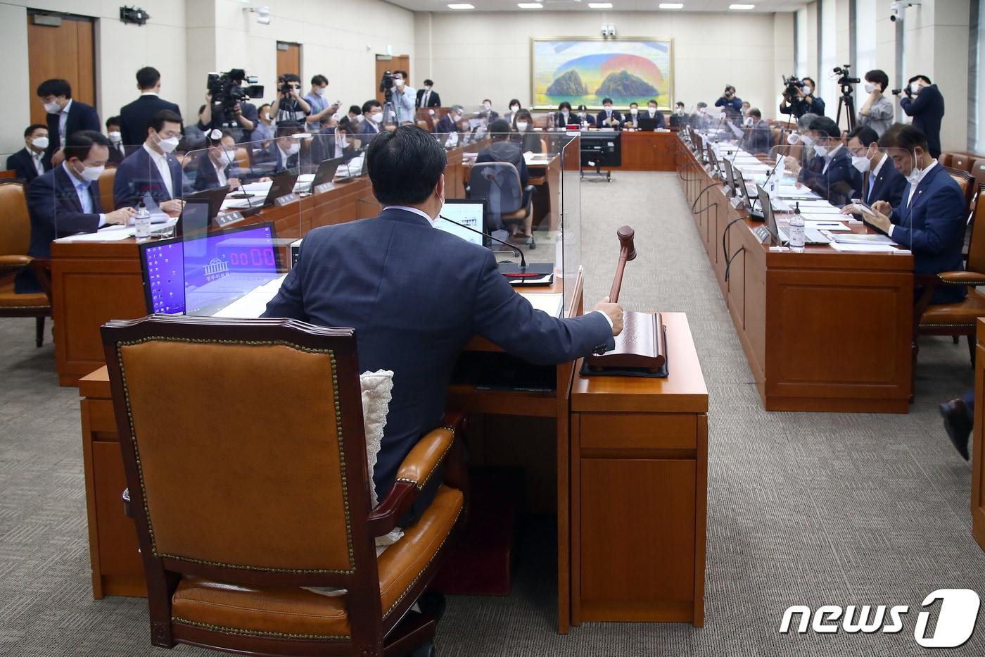 본문 이미지 - 윤관석 위원장이 21일 서울 여의도 국회에서 열린 정무위원회 전체회의에서 의사봉을 두드리고 있다. 2020.9.21/뉴스1 ⓒ News1 성동훈 기자
